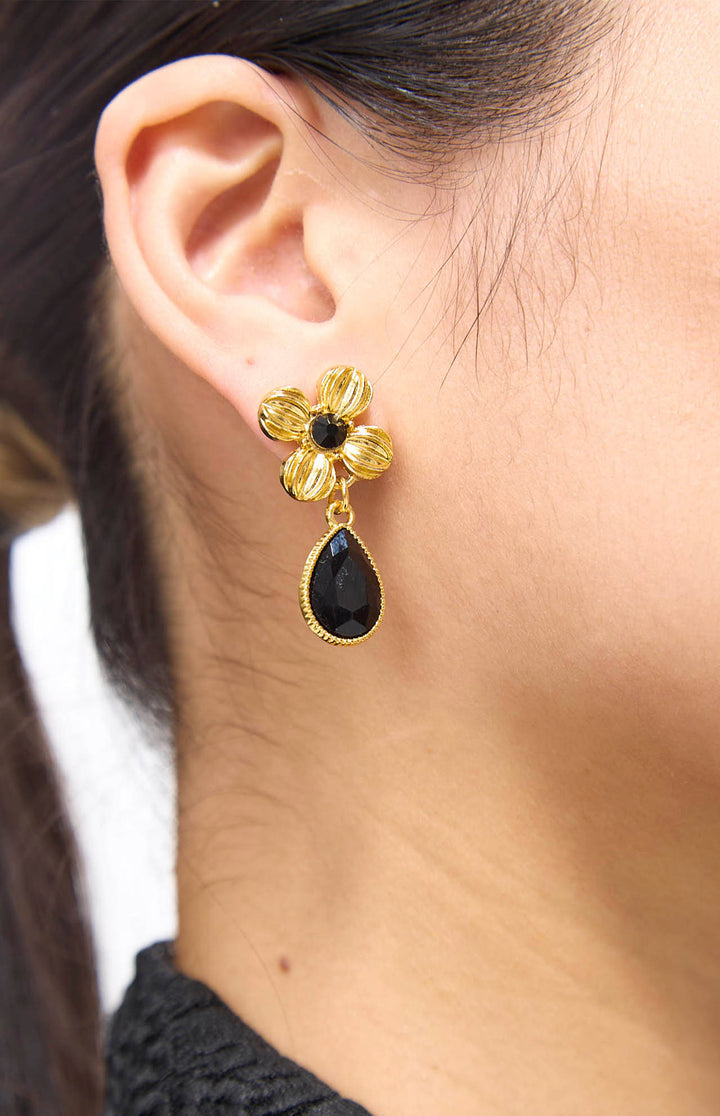 Eeva Retro Flower Golden Earrings & Necklace Set.
